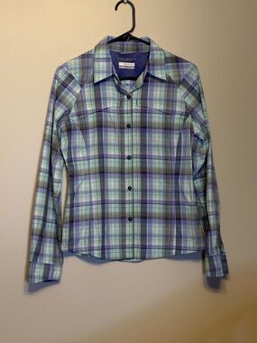 Woman’s Columbia Omni Shade Sun Protection Button-Up Shirt. Size Small